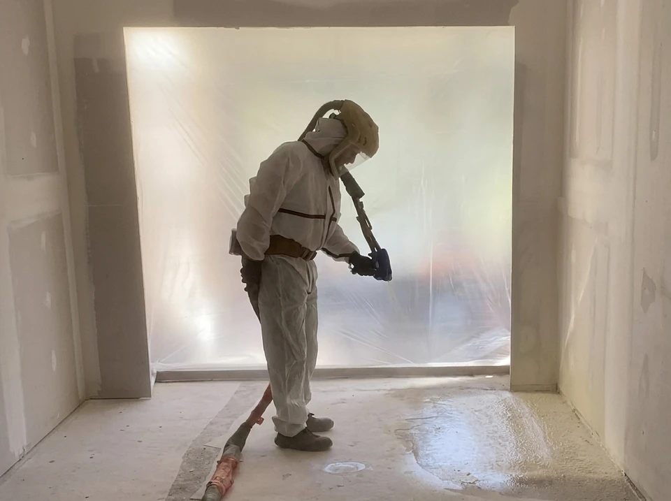 Chantier intérieur en cours, grande pièce vide avec cloisons en plaques de plâtre (BA13), ossature bois apparente aux ouvertures