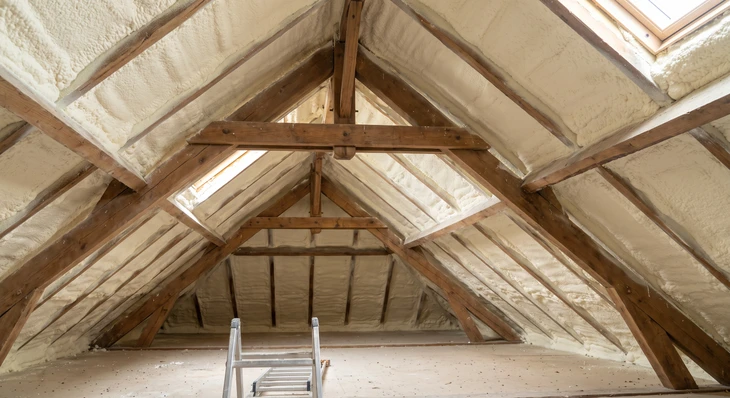 Intérieur d'une grange rénovée aux murs en pierre apparente