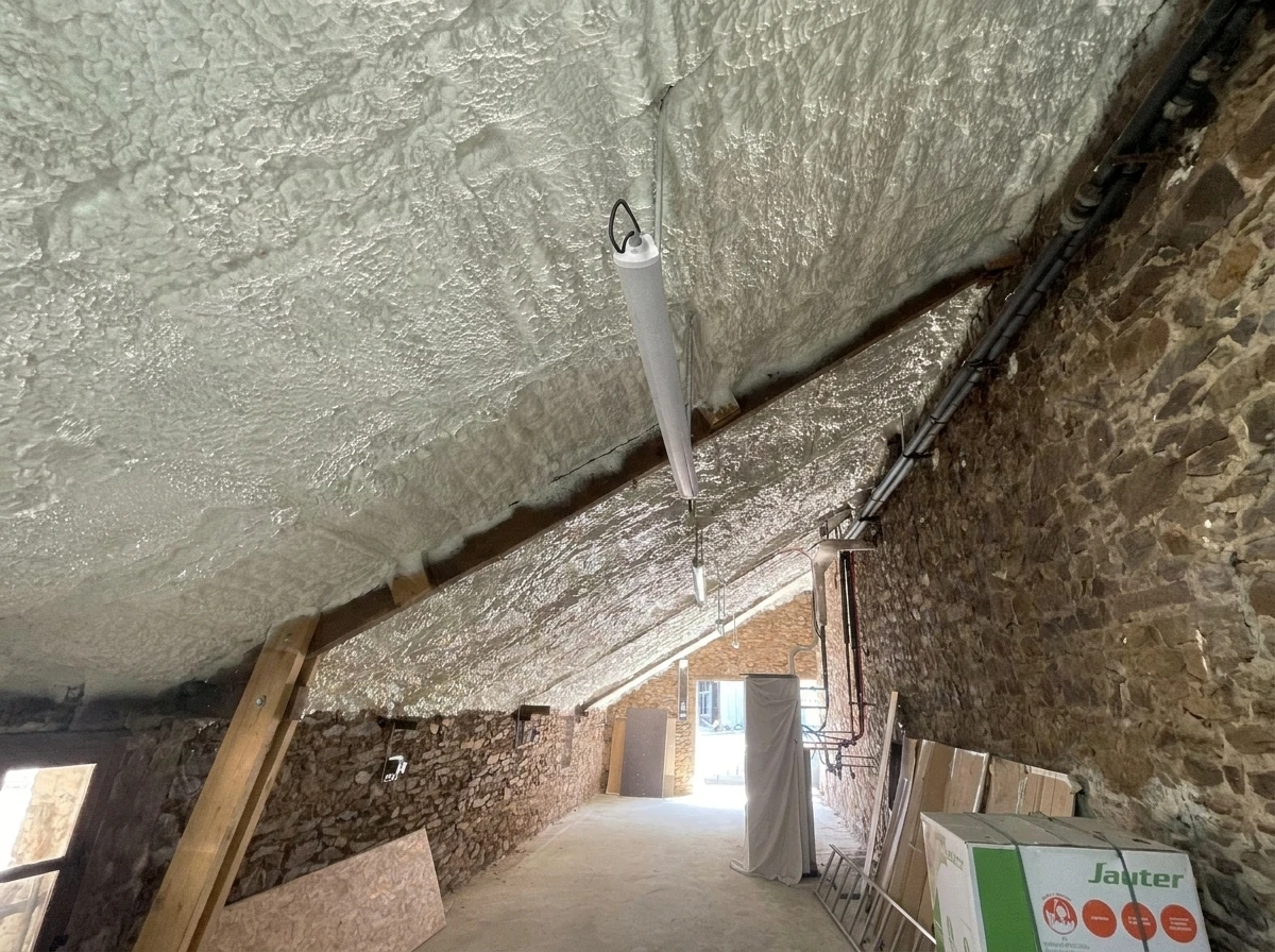 Chantier de construction résidentielle en cours d'aménagement intérieur