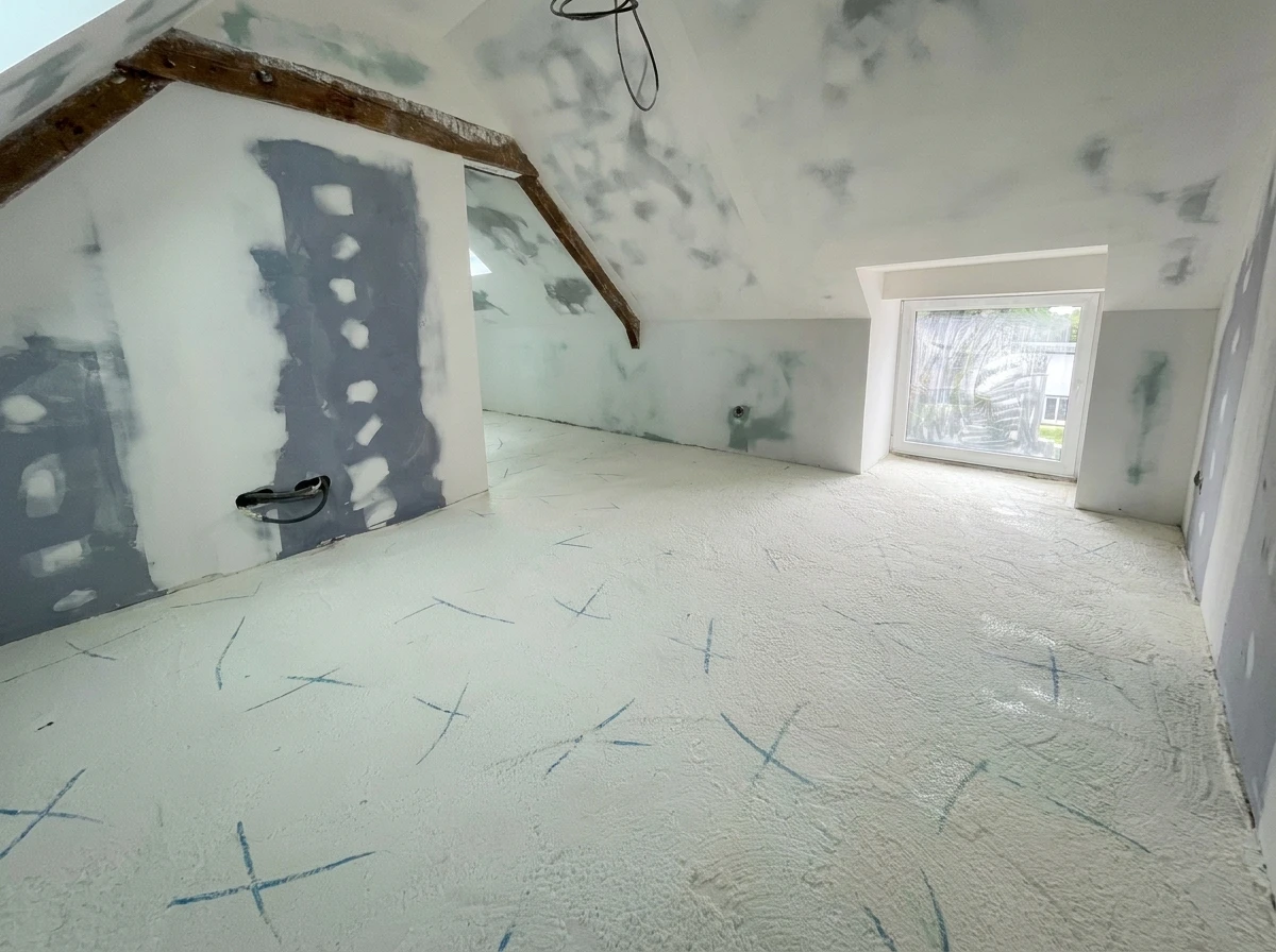 Intérieur de bâtiment en cours de rénovation avec ouvriers effectuant travaux d'aménagement