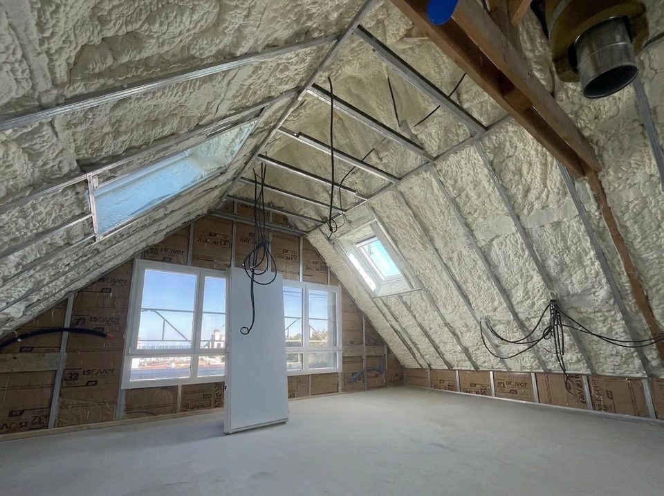 Pièce en cours de rénovation, combles aménagés avec rampants de toiture visibles