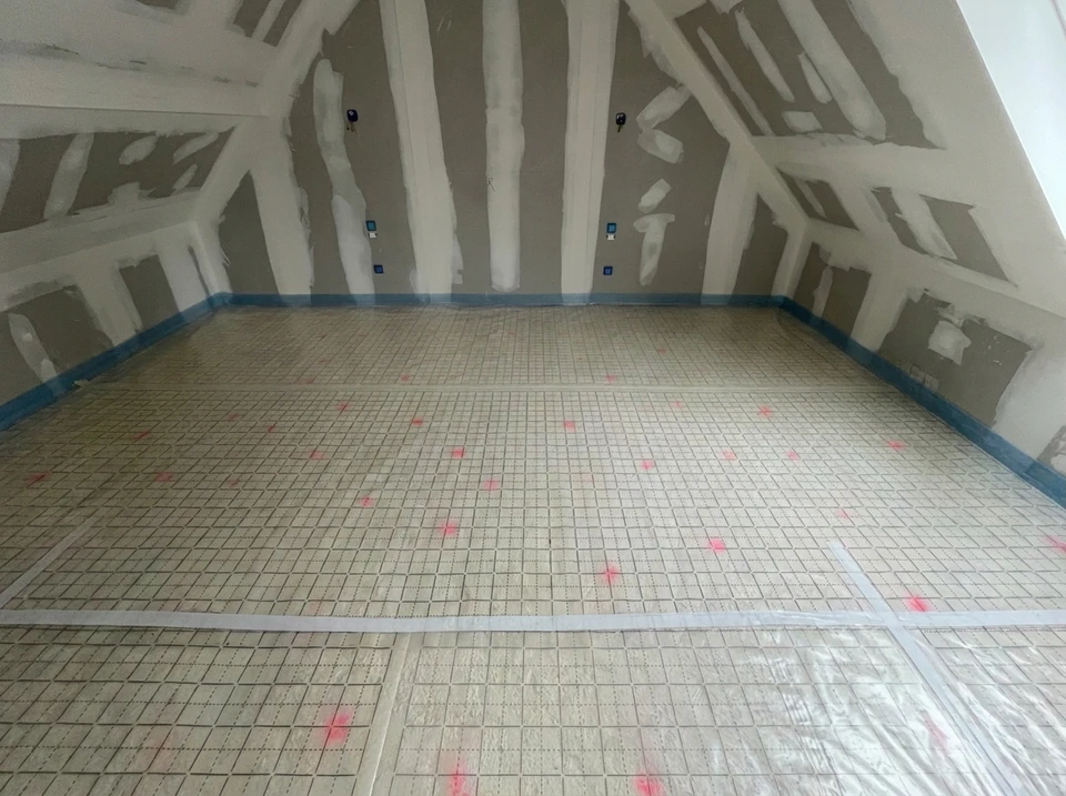 Intérieur d'un bâtiment en rénovation, toiture en pente avec charpente bois apparente