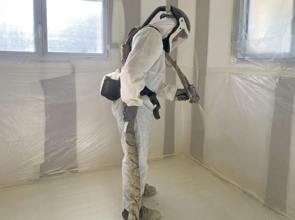 Chantier intérieur en cours, couloir d'un bâtiment en construction
