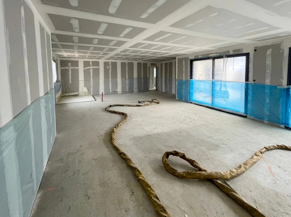 Pièce en cours de rénovation, vue en plongée